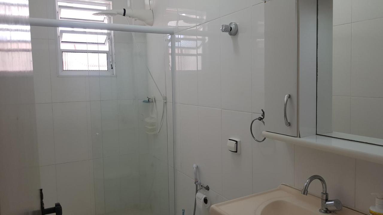 Apartamento A Uma Quadra Da Praia Гуаружа Экстерьер фото